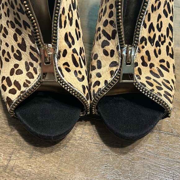 NWOT Carlos Santana Veruca Heels size 7.5. Leather and real fur - Picture 3 of 13